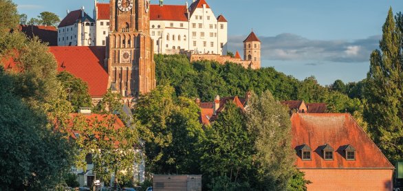 Blick auf das Schloss und die Kirche in Landshut © Boris Stroujko - shutterstock.com
